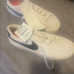 Nike Cream and Black Casual Sneakersnike phantom mvtggr